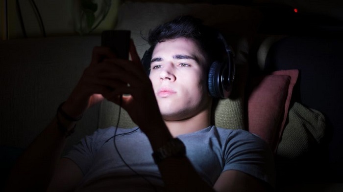 Night owl teens may struggle to control their emotions 